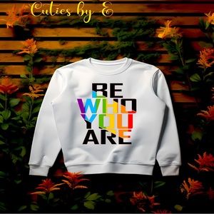 Graphic sweatshirt, long sleeve, available in white or black